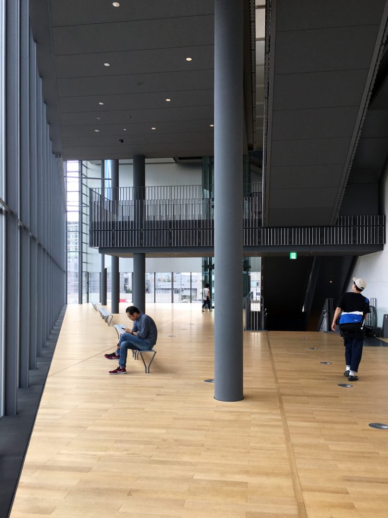 富山県美術館 ホワイエ